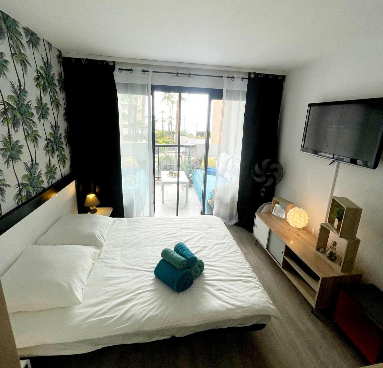 Appartement Sea View La Palme D'azur Steps Away From The And Perfect For Holidays & Business Trips